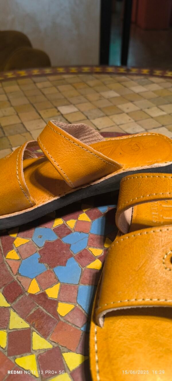 Sandales artisanales authentiques beige – Image 3
